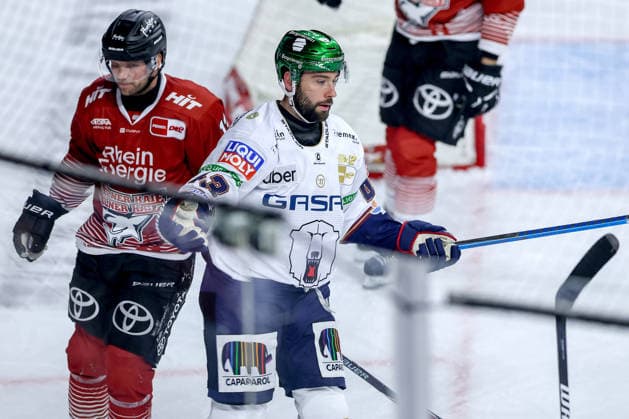 25.09.2026, Eishockey, DEL, Kölner Haie - Eisbären Berlin, 3.Spieltag, Saison 2026 27, Lanxess-Arena Köln: Torjubel nach dem Tor zum 4:3 durch Torschütze Andreas Eder (Eisbären Berlin 43) Nordrhein-Westfalen Deutschland