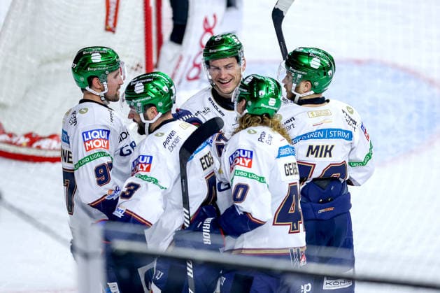 25.09.2026, Eishockey, DEL, Kölner Haie - Eisbären Berlin, 3.Spieltag, Saison 2026 27, Lanxess-Arena Köln: Torjubel nach dem Tor zum 4:3 durch Torschütze Andreas Eder (Eisbären Berlin 43) Nordrhein-Westfalen Deutschland