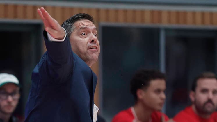 Im Bild: Anweisungen von Head-Coach Sasa Filipovski (Wuerzburg Baskets) 25.09.2026, Fitness First Wuerzburg Baskets vs. EWE Baskets Oldenburg, easyCredit BBL, 2. Spieltag, Deutschland, 97072, tectake-Arena Wuerzburg, Copyright: HMBxMedia xJulienxBecker