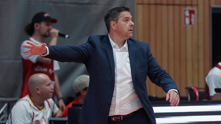 Im Bild: Anweisungen von Head-Coach Sasa Filipovski (Wuerzburg Baskets) 25.09.2026, Fitness First Wuerzburg Baskets vs. EWE Baskets Oldenburg, easyCredit BBL, 2. Spieltag, Deutschland, 97072, tectake-Arena Wuerzburg, Copyright: HMBxMedia xJulienxBecker