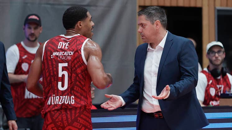 Im Bild: v.li. Kenny Dye (Wuerzburg Baskets, 5) und Head-Coach Sasa Filipovski (Wuerzburg Baskets) diskutieren miteinander 25.09.2026, Fitness First Wuerzburg Baskets vs. EWE Baskets Oldenburg, easyCredit BBL, 2. Spieltag, Deutschland, 97072, tectake-Arena Wuerzburg, Copyright: HMBxMedia xJulienxBecker