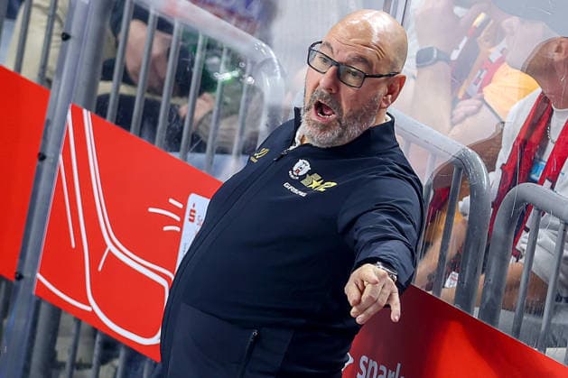 25.09.2026, Eishockey, DEL, Kölner Haie - Eisbären Berlin, 3.Spieltag, Saison 2026 27, Lanxess-Arena Köln: Cheftrainer Eric Dubois (Eisbären Berlin hc) gestikulierend am Spielfeldrand Nordrhein-Westfalen Deutschland