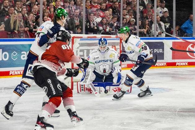 Eishockey Penny-DEL 3.Spieltag Kölner Haie - Eisbären Berlin am 25.09.2026 in der Lanxess Arena in Köln Jack LaFontaine ( Berlin ), mitte - hält einen Torschuss von Markus Ljungh ( Köln ) Gemäß den Vorgaben der DEL Deutsche Eishockey Liga ist die Publikation und Weiterverwertung der Aufnahmen in elektronischen Medien und Endgeräten aller Art während des laufenden Spiels nicht zulässig.