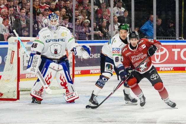 Eishockey Penny-DEL 3.Spieltag Kölner Haie - Eisbären Berlin am 25.09.2026 in der Lanxess Arena in Köln Jack LaFontaine ( Berlin ), links - Kai Wissmann ( Berlin ), mitte - Tim Fleischer ( Köln ), rechts Gemäß den Vorgaben der DEL Deutsche Eishockey Liga ist die Publikation und Weiterverwertung der Aufnahmen in elektronischen Medien und Endgeräten aller Art während des laufenden Spiels nicht zulässig.