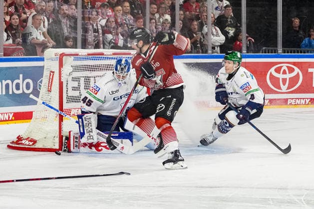 Eishockey Penny-DEL 3.Spieltag Kölner Haie - Eisbären Berlin am 25.09.2026 in der Lanxess Arena in Köln Jack LaFontaine ( Berlin ), links - Tim Fleischer ( Köln ), mitte - Adam Smith ( Berlin ), rechts Gemäß den Vorgaben der DEL Deutsche Eishockey Liga ist die Publikation und Weiterverwertung der Aufnahmen in elektronischen Medien und Endgeräten aller Art während des laufenden Spiels nicht zulässig.