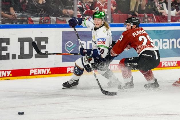 Eishockey Penny-DEL 3.Spieltag Kölner Haie - Eisbären Berlin am 25.09.2026 in der Lanxess Arena in Köln Korbinian Geibel ( Berlin ), links - Tim Fleischer ( Köln ), rechts Gemäß den Vorgaben der DEL Deutsche Eishockey Liga ist die Publikation und Weiterverwertung der Aufnahmen in elektronischen Medien und Endgeräten aller Art während des laufenden Spiels nicht zulässig.