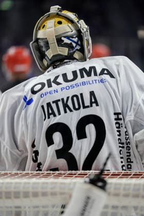 25.09.2026, xhettx, Eishockey Penny DEL, Adler Mannheim - Krefeld Pinguine v.l. Juha Jatkola (Krefeld Pinguine, 32) rücken Ansicht