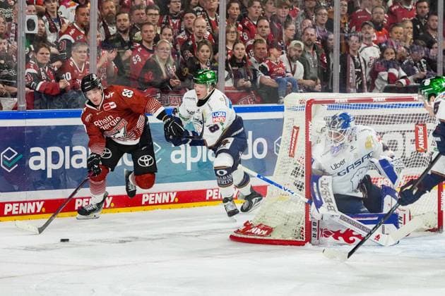 Eishockey Penny-DEL 3.Spieltag Kölner Haie - Eisbären Berlin am 25.09.2026 in der Lanxess Arena in Köln Gregor MacLeod ( Köln ), links - Jonas Müller ( Berlin ), mitte - Jack LaFontaine ( Berlin ), rechts Gemäß den Vorgaben der DEL Deutsche Eishockey Liga ist die Publikation und Weiterverwertung der Aufnahmen in elektronischen Medien und Endgeräten aller Art während des laufenden Spiels nicht zulässig.
