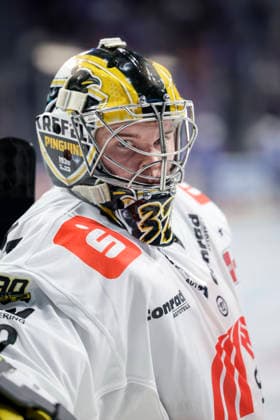 25.09.2026, xhettx, Eishockey Penny DEL, Adler Mannheim - Krefeld Pinguine v.l. Juha Jatkola (Krefeld Pinguine, 32)