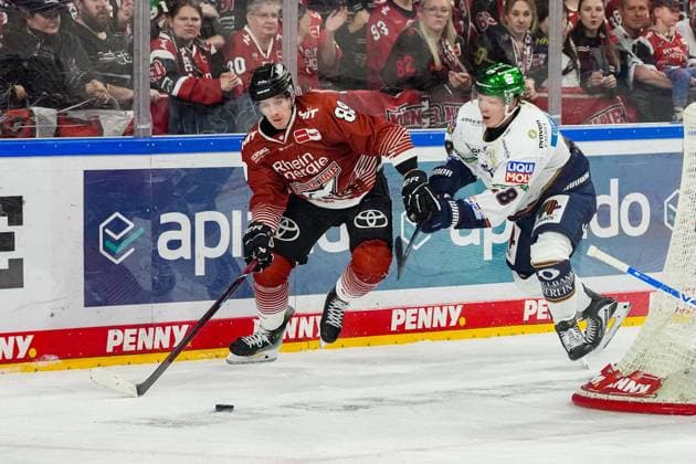 Eishockey Penny-DEL 3.Spieltag Kölner Haie - Eisbären Berlin am 25.09.2026 in der Lanxess Arena in Köln Gregor MacLeod ( Köln ), links - Jonas Müller ( Berlin ), rechts Gemäß den Vorgaben der DEL Deutsche Eishockey Liga ist die Publikation und Weiterverwertung der Aufnahmen in elektronischen Medien und Endgeräten aller Art während des laufenden Spiels nicht zulässig.