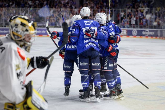 25.09.2026, xhettx, Eishockey Penny DEL, Adler Mannheim - Krefeld Pinguine v.l. jubel über das 1:0 von Patrick Brown (Adler Mannheim, 38)