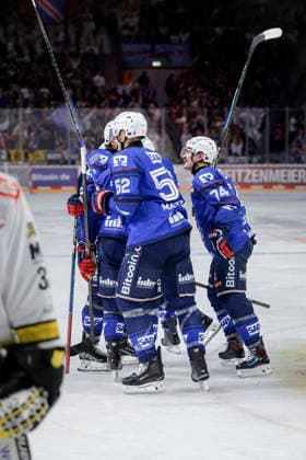 25.09.2026, xhettx, Eishockey Penny DEL, Adler Mannheim - Krefeld Pinguine v.l. jubel über das 1:0 von Patrick Brown (Adler Mannheim, 38)