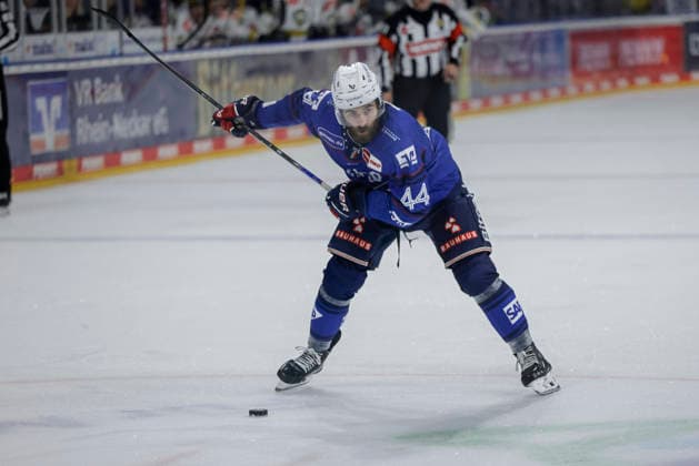 25.09.2026, xhettx, Eishockey Penny DEL, Adler Mannheim - Krefeld Pinguine v.l. schuss von Anthony Greco (Adler Mannheim, 44)