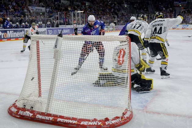 25.09.2026, xhettx, Eishockey Penny DEL, Adler Mannheim - Krefeld Pinguine v.l. Das 2:0 durch JÃ rÃ mie Poirier (Adler Mannheim, 54)