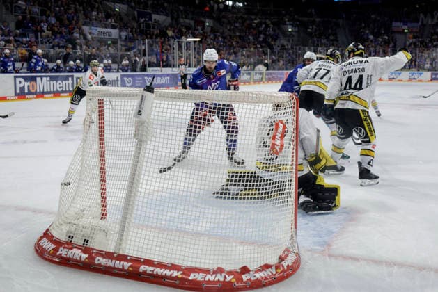 25.09.2026, xhettx, Eishockey Penny DEL, Adler Mannheim - Krefeld Pinguine v.l. Das 2:0 durch JÃ rÃ mie Poirier (Adler Mannheim, 54)