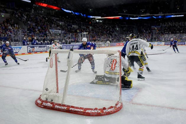 25.09.2026, xhettx, Eishockey Penny DEL, Adler Mannheim - Krefeld Pinguine v.l. Das 2:0 durch JÃ rÃ mie Poirier (Adler Mannheim, 54)