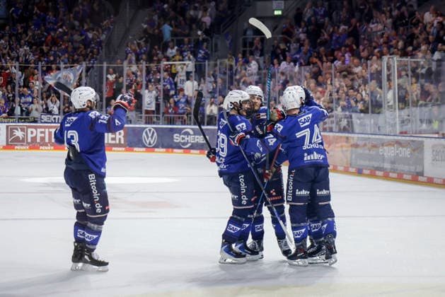 25.09.2026, xhettx, Eishockey Penny DEL, Adler Mannheim - Krefeld Pinguine v.l. jubel über das 2:0 durch JÃ rÃ mie Poirier (Adler Mannheim, 54)