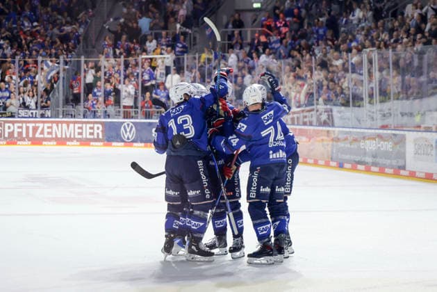 25.09.2026, xhettx, Eishockey Penny DEL, Adler Mannheim - Krefeld Pinguine v.l. jubel über das 2:0 durch JÃ rÃ mie Poirier (Adler Mannheim, 54)