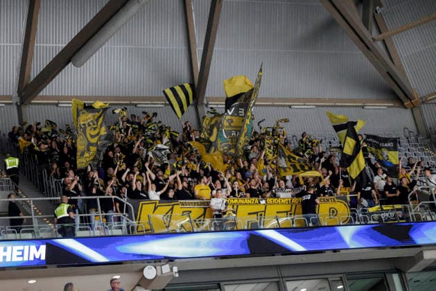 25.09.2026, xhettx, Eishockey Penny DEL, Adler Mannheim - Krefeld Pinguine v.l. Gästefans bejubeln das 2:1