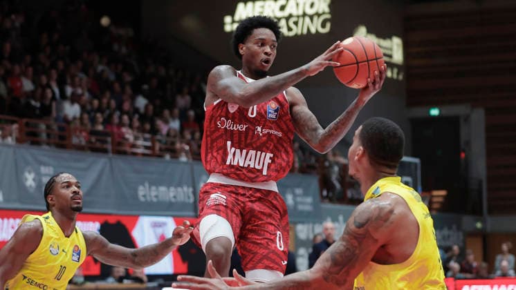 Im Bild: v.li. Nate Johnson (EWE Baskets Oldenburg, 10), Eddie Colbert III (Wuerzburg Baskets, 0) am Ball und Demajeo Wiggins (EWE Baskets Oldenburg, 2) 25.09.2026, Fitness First Wuerzburg Baskets vs. EWE Baskets Oldenburg, easyCredit BBL, 2. Spieltag, Deutschland, 97072, tectake-Arena Wuerzburg, Copyright: HMBxMedia xJulienxBecker