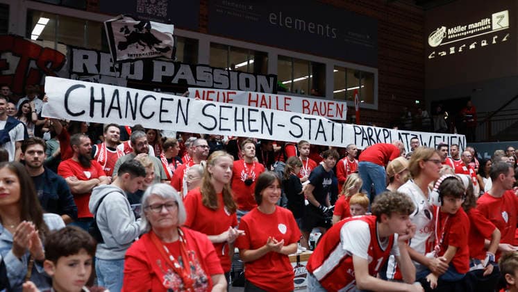 Im Bild: Wuerzburg-Fans mit einem Banner, Botschaft fuer eine neue Halle 25.09.2026, Fitness First Wuerzburg Baskets vs. EWE Baskets Oldenburg, easyCredit BBL, 2. Spieltag, Deutschland, 97072, tectake-Arena Wuerzburg, Copyright: HMBxMedia xJulienxBecker
