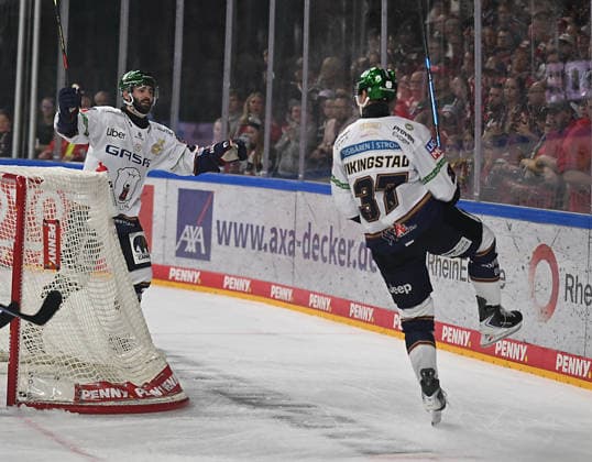 09.08.2026, xophax, KEC , Eishockey , Haie, DEL. LanxessArena : Kölner Haie gegen Eisbären Berlin Tor für die Eisbären zum 3 zu 3 : Liam Kirk und Markus Vikingstad , rechts ( beide Eisbären ) Köln Cologne