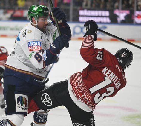 09.08.2026, xophax, KEC , Eishockey , Haie, DEL. LanxessArena : Kölner Haie gegen Eisbären Berlin V.l.n.rechts : Gabriel Fontaine , links ( Eisbären ) und Valtteri Kemiläinen , rechts ( KEC ) Köln Cologne