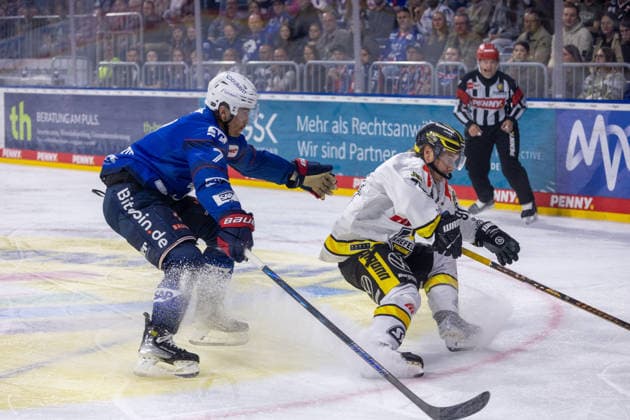 DEL, Deutsche Eishockey Liga Saison 2026 27, 3. Spieltag: Adler Mannheim gegen Krefeld Pinguine John Gilmour (7, Mannheim) und Roope Mäkitalo (91, Krefeld) im Laufduell um den Puck Copyright: xUdoxHerrmannx