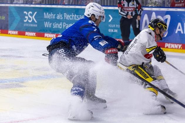 DEL, Deutsche Eishockey Liga Saison 2026 27, 3. Spieltag: Adler Mannheim gegen Krefeld Pinguine John Gilmour (7, Mannheim) und Roope Mäkitalo (91, Krefeld) im Laufduell um den Puck Copyright: xUdoxHerrmannx