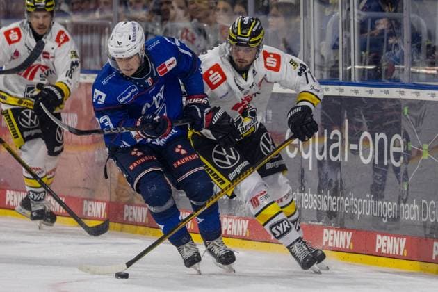 DEL, Deutsche Eishockey Liga Saison 2026 27, 3. Spieltag: Adler Mannheim gegen Krefeld Pinguine Zachary Solow (73, Mannheim) und Yannick Proske (71, Krefeld) im Zweikampf um den Puck Copyright: xUdoxHerrmannx