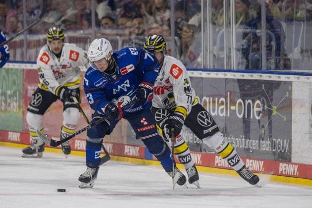 DEL, Deutsche Eishockey Liga Saison 2026 27, 3. Spieltag: Adler Mannheim gegen Krefeld Pinguine Zachary Solow (73, Mannheim) und Yannick Proske (71, Krefeld) im Zweikampf um den Puck Copyright: xUdoxHerrmannx