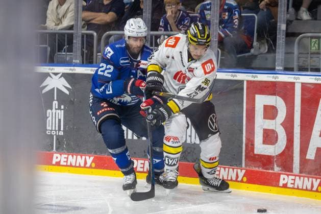 DEL, Deutsche Eishockey Liga Saison 2026 27, 3. Spieltag: Adler Mannheim gegen Krefeld Pinguine Matthias Plachta (22, Mannheim) und Stuart Percy (93, Krefeld) im Zweikampf um den Puck Copyright: xUdoxHerrmannx