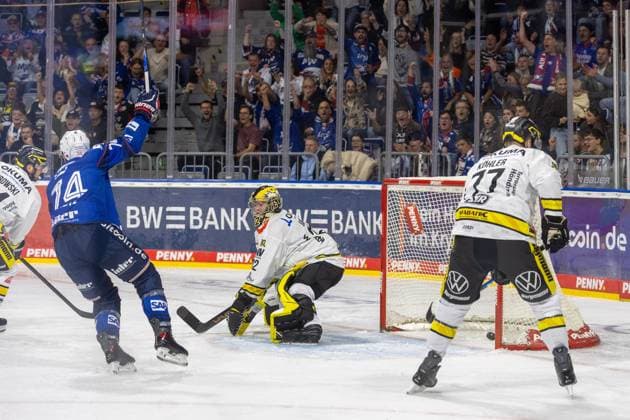 DEL, Deutsche Eishockey Liga Saison 2026 27, 3. Spieltag: Adler Mannheim gegen Krefeld Pinguine Justin Schütz (74, Mannheim) jubelt über den Treffer zum 1:0 für die Adler durch Patrick Brown (nicht im Bild) Copyright: xUdoxHerrmannx