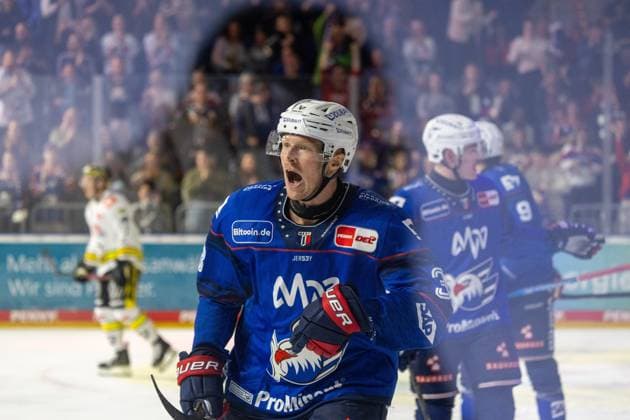 DEL, Deutsche Eishockey Liga Saison 2026 27, 3. Spieltag: Adler Mannheim gegen Krefeld Pinguine Patrick Brown (38, Mannheim) freut sich über sein Tor zum 1:0 Copyright: xUdoxHerrmannx