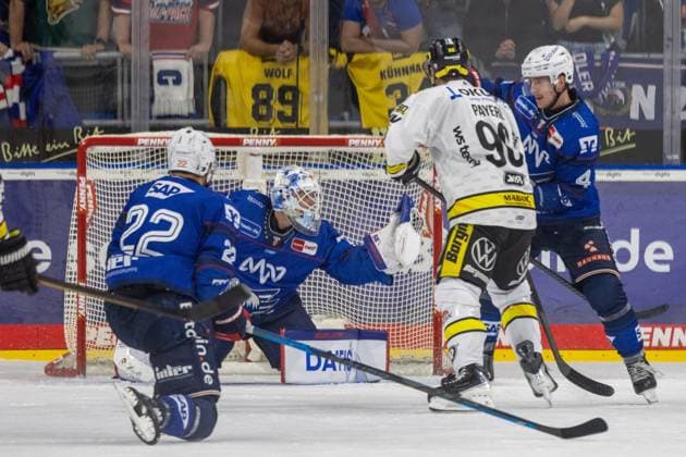 DEL, Deutsche Eishockey Liga Saison 2026 27, 3. Spieltag: Adler Mannheim gegen Krefeld Pinguine Schuss von Krefeld im Powerplay, aber Jake Hildebrand (30, Mannheim) hält sicher Copyright: xUdoxHerrmannx