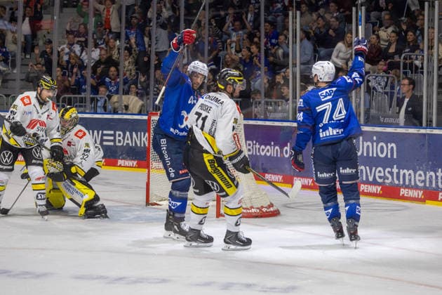 DEL, Deutsche Eishockey Liga Saison 2026 27, 3. Spieltag: Adler Mannheim gegen Krefeld Pinguine Tor für die Adler zum 2:0 durch Jeremie Poirier (54, Mannheim, nicht im Bild) Copyright: xUdoxHerrmannx
