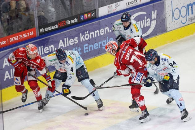 Sahnpark Crimmitschau 25.09.2026 Saison 2026 27 Eishockey 2. Bundesliga Hauptrunde Spiel 3 Kunsteisstadion Sachsen Eispiraten Eispiraten - Dresdner Eislöwen Tim Lutz EPC rot 22 - Ryan MacKinnon Dresden 4 - Noah Garthe EPC rot 71 - Jan Nijenhuis Dresden92 Crimmitschau Sachsen Germany