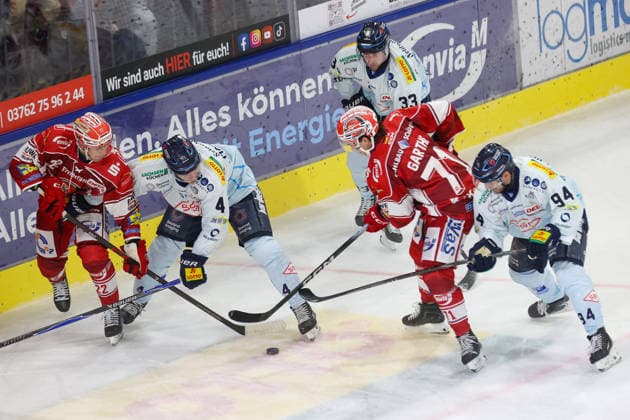 Sahnpark Crimmitschau 25.09.2026 Saison 2026 27 Eishockey 2. Bundesliga Hauptrunde Spiel 3 Kunsteisstadion Sachsen Eispiraten Eispiraten - Dresdner Eislöwen Tim Lutz EPC rot 22 - Ryan MacKinnon Dresden 4 - Noah Garthe EPC rot 71 - Jan Nijenhuis Dresden92 Crimmitschau Sachsen Germany