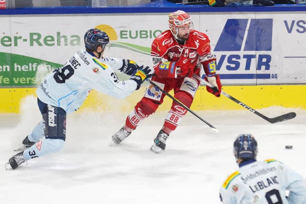 Sahnpark Crimmitschau 25.09.2026 Saison 2026 27 Eishockey 2. Bundesliga Hauptrunde Spiel 3 Kunsteisstadion Sachsen Eispiraten Eispiraten - Dresdner Eislöwen Dylan Wruck EPC rot - Leon Schulz Dresden Crimmitschau Sachsen Germany