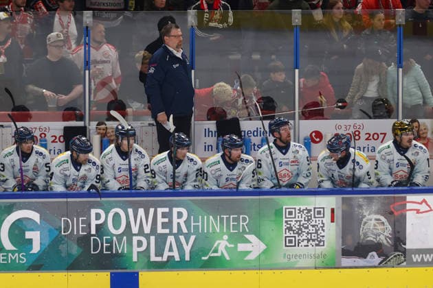 Sahnpark Crimmitschau 25.09.2026 Saison 2026 27 Eishockey 2. Bundesliga Hauptrunde Spiel 3 Kunsteisstadion Sachsen Eispiraten Eispiraten - Dresdner Eislöwen Auswechselbank Dresden Subr Bohuslav Coach Trainer Crimmitschau Sachsen Germany