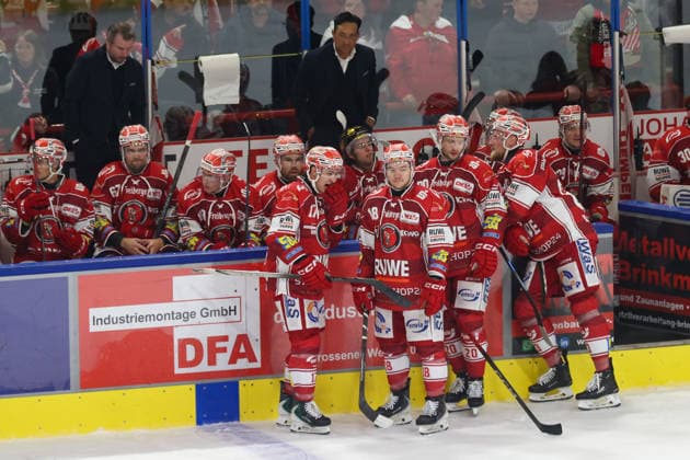 Sahnpark Crimmitschau 25.09.2026 Saison 2026 27 Eishockey 2. Bundesliga Hauptrunde Spiel 3 Kunsteisstadion Sachsen Eispiraten Eispiraten - Dresdner Eislöwen Wechselbank EPC Crimmitschau Sachsen Germany