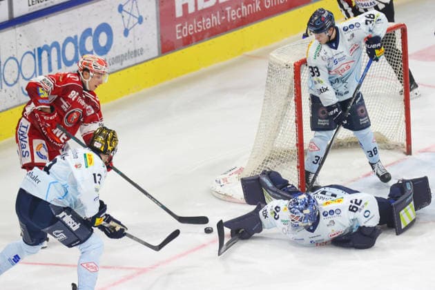 Sahnpark Crimmitschau 25.09.2026 Saison 2026 27 Eishockey 2. Bundesliga Hauptrunde Spiel 3 Kunsteisstadion Sachsen Eispiraten Eispiraten - Dresdner Eislöwen Leon Neiger rot EPC mit einer großen Chance Adam Helewka 13 goldener Helm Dresden und Torhüter Janick Schwendener verhindern den Treffer Crimmitschau Sachsen Germany