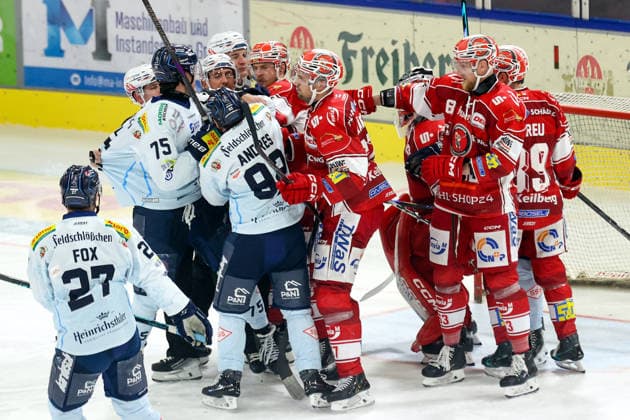Sahnpark Crimmitschau 25.09.2026 Saison 2026 27 Eishockey 2. Bundesliga Hauptrunde Spiel 3 Kunsteisstadion Sachsen Eispiraten Eispiraten - Dresdner Eislöwen Kleine Rangelei in den ersten Spielminuten Crimmitschau Sachsen Germany