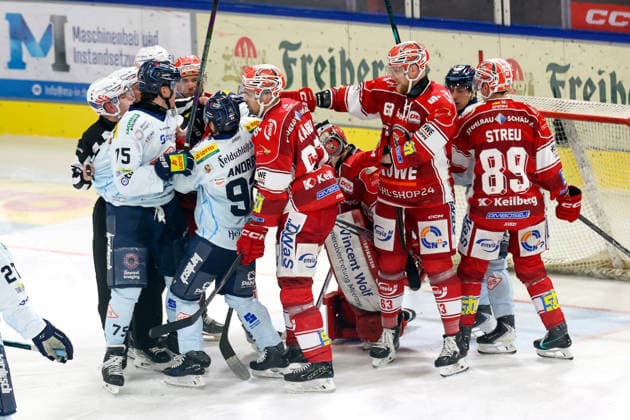 Sahnpark Crimmitschau 25.09.2026 Saison 2026 27 Eishockey 2. Bundesliga Hauptrunde Spiel 3 Kunsteisstadion Sachsen Eispiraten Eispiraten - Dresdner Eislöwen Kleine Rangelei in den ersten Spielminuten Crimmitschau Sachsen Germany