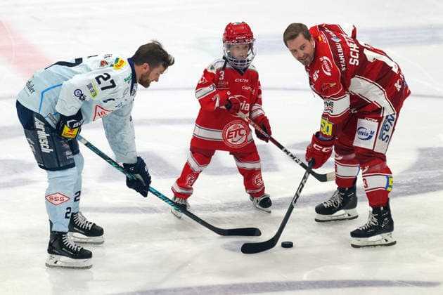 Sahnpark Crimmitschau 25.09.2026 Saison 2026 27 Eishockey 2. Bundesliga Hauptrunde Spiel 3 Kunsteisstadion Sachsen Eispiraten Eispiraten - Dresdner Eislöwen Verabschiedung Andre Schiedzold Ex Kapitän und Eigengewächs vom EPC hier beim Amstoss mit Dane Fox Dresden l. Crimmitschau Sachsen Germany