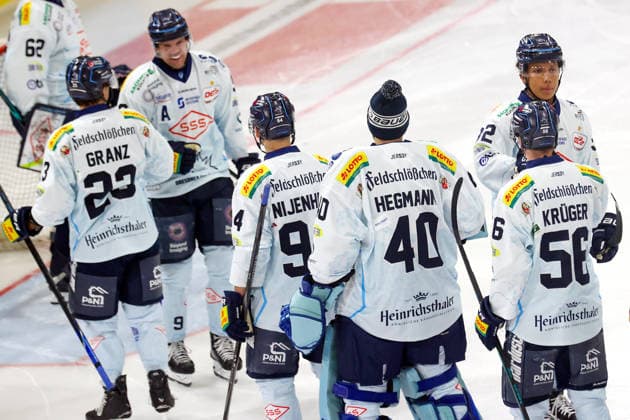 Sahnpark Crimmitschau 25.09.2026 Saison 2026 27 Eishockey 2. Bundesliga Hauptrunde Spiel 3 Kunsteisstadion Sachsen Eispiraten Eispiraten - Dresdner Eislöwen Dresden vor Spielbeginn Crimmitschau Sachsen Germany
