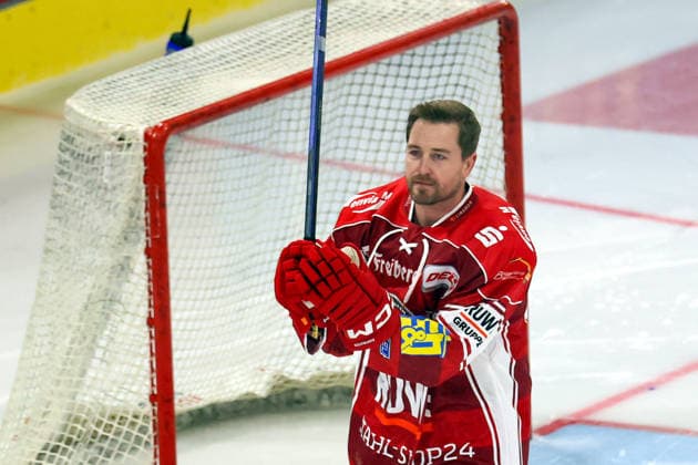 Sahnpark Crimmitschau 25.09.2026 Saison 2026 27 Eishockey 2. Bundesliga Hauptrunde Spiel 3 Kunsteisstadion Sachsen Eispiraten Eispiraten - Dresdner Eislöwen Verabschiedung Andre Schiedzold Ex Kapitän und Eigengewächs vom EPC Crimmitschau Sachsen Germany
