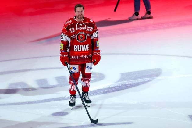Sahnpark Crimmitschau 25.09.2026 Saison 2026 27 Eishockey 2. Bundesliga Hauptrunde Spiel 3 Kunsteisstadion Sachsen Eispiraten Eispiraten - Dresdner Eislöwen Verabschiedung Andre Schiedzold Ex Kapitän und Eigengewächs vom EPC Crimmitschau Sachsen Germany