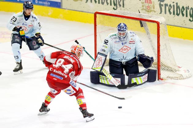 Sahnpark Crimmitschau 25.09.2026 Saison 2026 27 Eishockey 2. Bundesliga Hauptrunde Spiel 3 Kunsteisstadion Sachsen Eispiraten Eispiraten - Dresdner Eislöwen Louis Brune EPC scheitert hier an Janick Schwendener Dresden Crimmitschau Sachsen Germany
