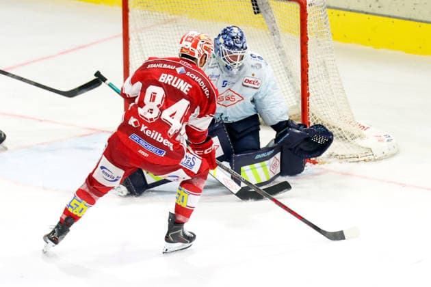 Sahnpark Crimmitschau 25.09.2026 Saison 2026 27 Eishockey 2. Bundesliga Hauptrunde Spiel 3 Kunsteisstadion Sachsen Eispiraten Eispiraten - Dresdner Eislöwen Louis Brune EPC scheitert hier an Janick Schwendener Dresden Crimmitschau Sachsen Germany